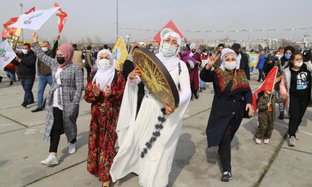 Η αρχή του τέλους για τον Ερντογάν: Δεκάδες χιλιάδες Κούρδοι στην Κωνσταντινούπολη για τη γιορτή του Newroz